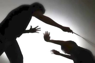 ජාතික ගීය කෑ ගසා ගායනාකළ පදක්කම් ලාභී සිසුවාට හිසට පහර පිට පහර දෙයි