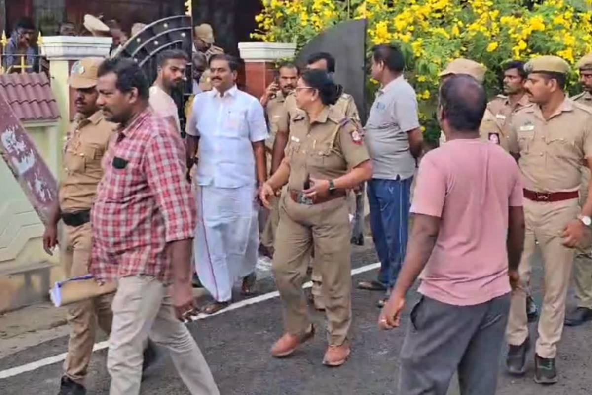 சட்டமன்றத்தை பூட்டும்போது எலும்பு இருக்காது - முதல்வருக்கு மிரட்டல் விடுத்த திமுக எம்.எல்.ஏ கைது | Dmk Mla Markandeyan Arrested For Hate Speech Cm சட்டமன்றத்தை பூட்டும்போது எலும்பு இருக்காது - முதல்வருக்கு மிரட்டல் விடுத்த திமுக எம்.எல்.ஏ கைது | Dmk Mla Markandeyan Arrested For Hate Speech Cm
