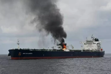 ஏடன் வளைகுடா பகுதியில் பற்றி எரியும் எண்ணெய் கப்பல்:விரையும் இந்திய கடற்படை