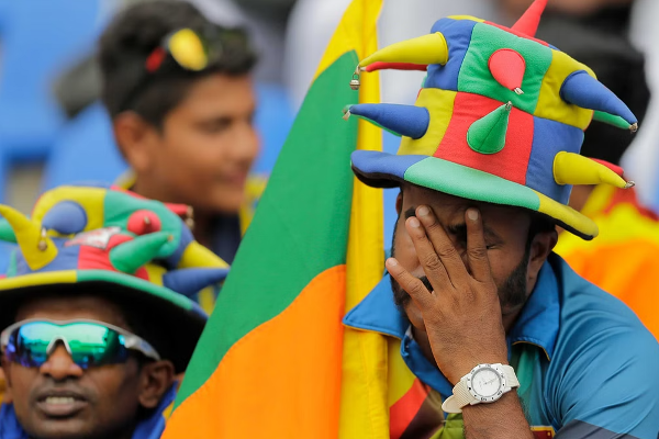 பந்தை எதிர்கொள்ளாமல் ஆட்டமிழந்த மெத்தியூஸ்: தலைக் கவசத்தை தூக்கி எறிந்து எதிர்ப்பு | Icc World Cup 2023 Ban Vs Sl