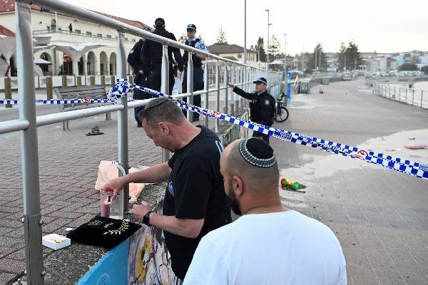 போண்டி தாக்குதலின் பின்னணியில் தந்தையும் மகனும்: அவுஸ்திரேலிய பொலிசார் தகவல் | Father Son Behind Bondi Shooting போண்டி தாக்குதலின் பின்னணியில் தந்தையும் மகனும்: அவுஸ்திரேலிய பொலிசார் தகவல் | Father Son Behind Bondi Shooting