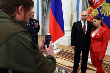 அழகிய இளம்பெண்ணைப் பார்த்து திகைத்து நின்ற புடின்: அவரே சொன்ன விடயம்...