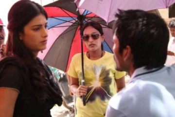 2 வயசு மூத்த மனைவியாக இருந்தாலும் ஈகோ இருக்காதா என்ன? குட்டையை குழப்பிய வாரிசு நடிகை..