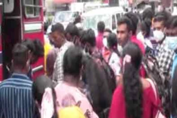 කාන්තාවකගේ පා පහරින් බස් කොන්දොස්තර රථයෙන් එලියට විසිවෙයි..(VIDEO)