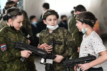 ரஷ்யாவில் பள்ளி மாணவர்களுக்கும் போர் பயிற்சிகள்