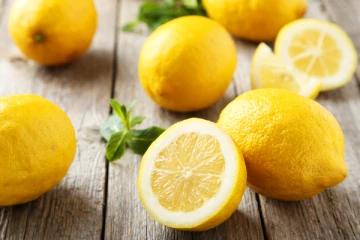 உங்கள் படுக்கை அறையில் ஒரு எலுமிச்சையை வெட்டி வையுங்கள்! அப்பறம் பாருங்க அதிசயத்தை