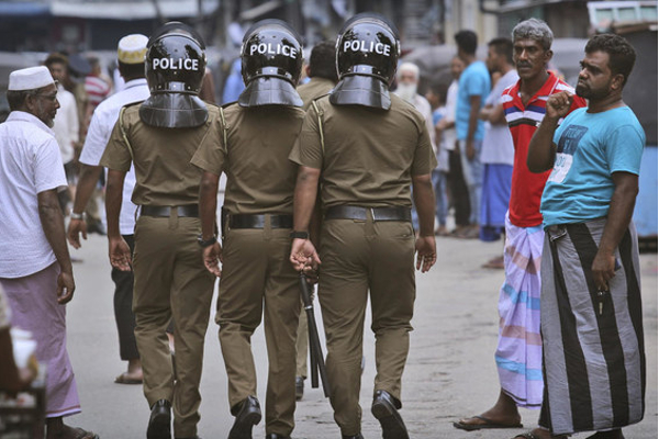 பொதுமக்களுடனான மோதல் -துப்பாக்கிசூடு நடத்திய காவல்துறை | Police Clash With Civilians