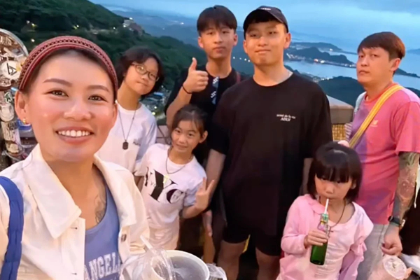 34 வயதில் பேரபிள்ளையை கையில் ஏந்திய பெண்.. மகனுக்கு எத்தணை வயது தெரியுமா? | 34 Years Lady Become A Grandmother In Singapore