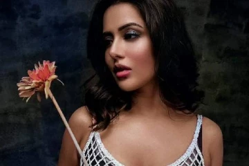 அந்த ஆடை போடாமல் இப்படியொரு போஸ்.. வாய்ப்புக்காக எல்லைமீறிய நடிகை ரைசா..