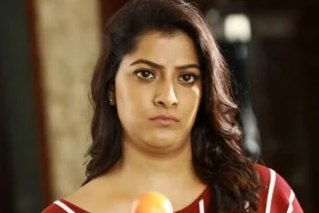 தலைகீழாக தொங்கி வீடியோ வெளியிட்ட நடிகை வரலட்சுமி சரத்குமார்.. அசந்துபோன ரசிகர்கள்