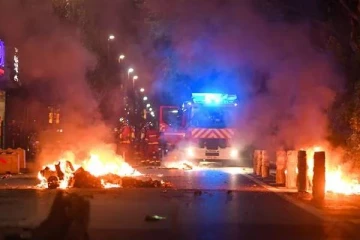 பாரிஸ் கலவரக்காரர்களின் கொடுஞ்செயல்... நூலிழையில் உயிர் தப்பிய நகர மேயரின் குடும்பம்