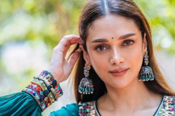 லண்டன் ஏர்போர்ட்டில் நடிகை அதிதி ராவுக்கு காத்திருந்த அதிர்ச்சி! ஒன்றரை நாளாக உள்ளேயே காத்திருப்பு