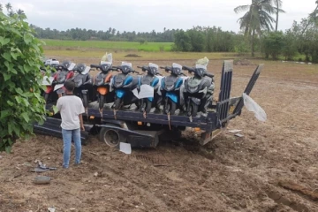 யாழில் வீதியை விட்டு தோட்டத்திற்கு பாய்ந்த கனரக வாகனம் !