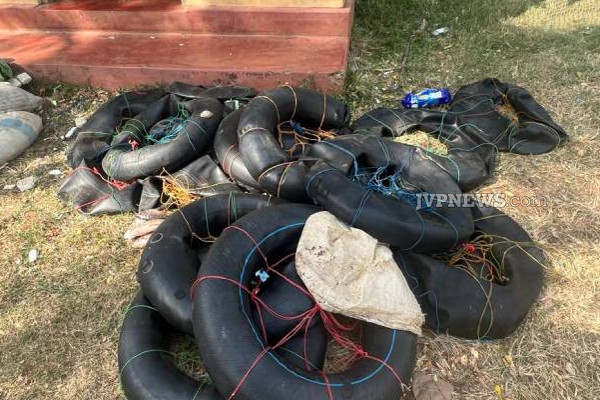 பொதுமக்களால் மடக்கிப்பிடிக்கப்பட்ட நால்வர் : பொலிஸாரிடமிருந்து தப்பியோட்டம்! | Thannimurippu Illegal Fishing 4 Caught By Public