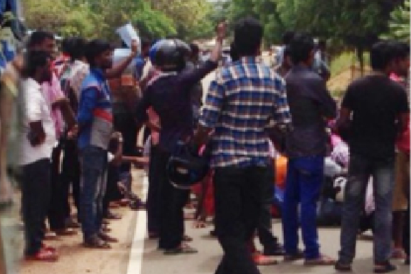 வவுனியாவில் வீடுபுகுந்து கொள்ளையிட வந்தவர் மீது வாள்வெட்டு; தலைதெறிக்க ஓடிய திருடன் | Cut The Sword Person Who Came To Rob The House
