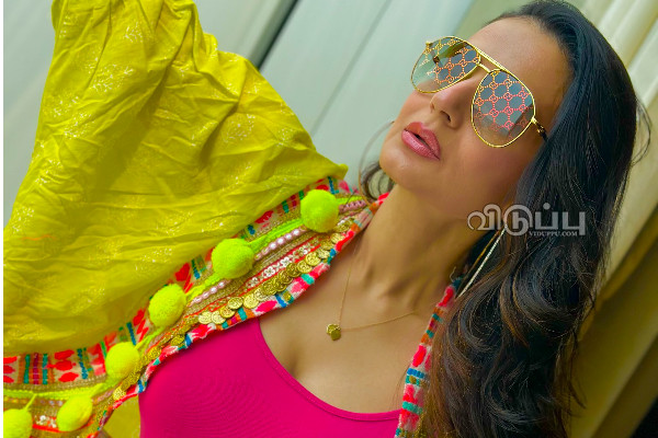 46 வயதில் கிரணுக்கே டஃப் கொடுக்கும் போஸ்!! எல்லைமீறும் விஜய் பட நடிகையின் வீடியோ.. | Ameesha Patel Glamour Photoshoot Video Photos