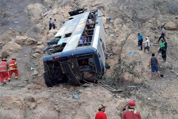 பெருவில்  பள்ளத்தில் கவிழ்ந்த  பேருந்து ; 27 பேர் பரிதாப பலி