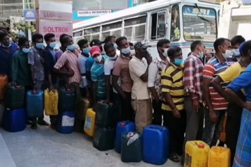 மக்கள் எரிபொருள் நிரப்பு நிலையத்தை சூழ்ந்துகொண்டதால் கடும் வாகன நெரிசல்!