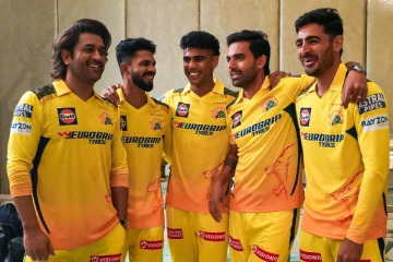 சென்னையில் எம்.எஸ்.தோணி - சிஎஸ்கே வீரர்களுடன் கேக் வெட்டி கொண்டாட்டம்!