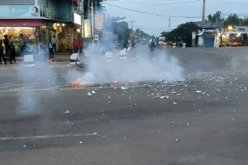 ஜனாதிபதி மாளிகை முற்றுகை! பட்டாசு கொளுத்தி கொண்டாடிய மக்கள் (VIDEO)