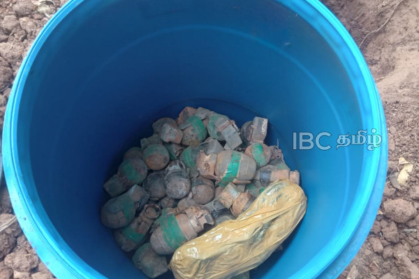 தமிழர் பகுதியில் 86 கைக்குண்டுகளுடன் ஒருவர் கைது | One Arrested With 86 Hand Grenades In Vavuniya
