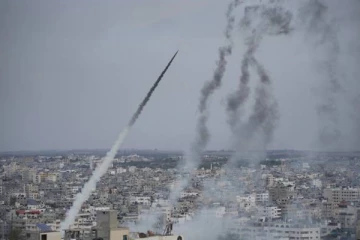 இஸ்ரேல் மீது ராக்கெட்டுகளை செலுத்திய ஹமாஸ்!