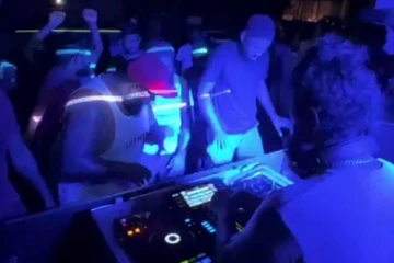 எரிபொருள் வரிசைகளில் நிற்பவர்களுக்காக இசை நிகழ்ச்சி