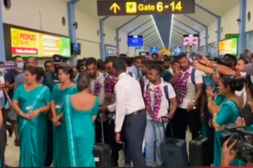 විශාල පිරිසක් වටකර ගනිමින් ආසියානු ශූරයන් මව්බිමට පාතබයි.(VIDEO)