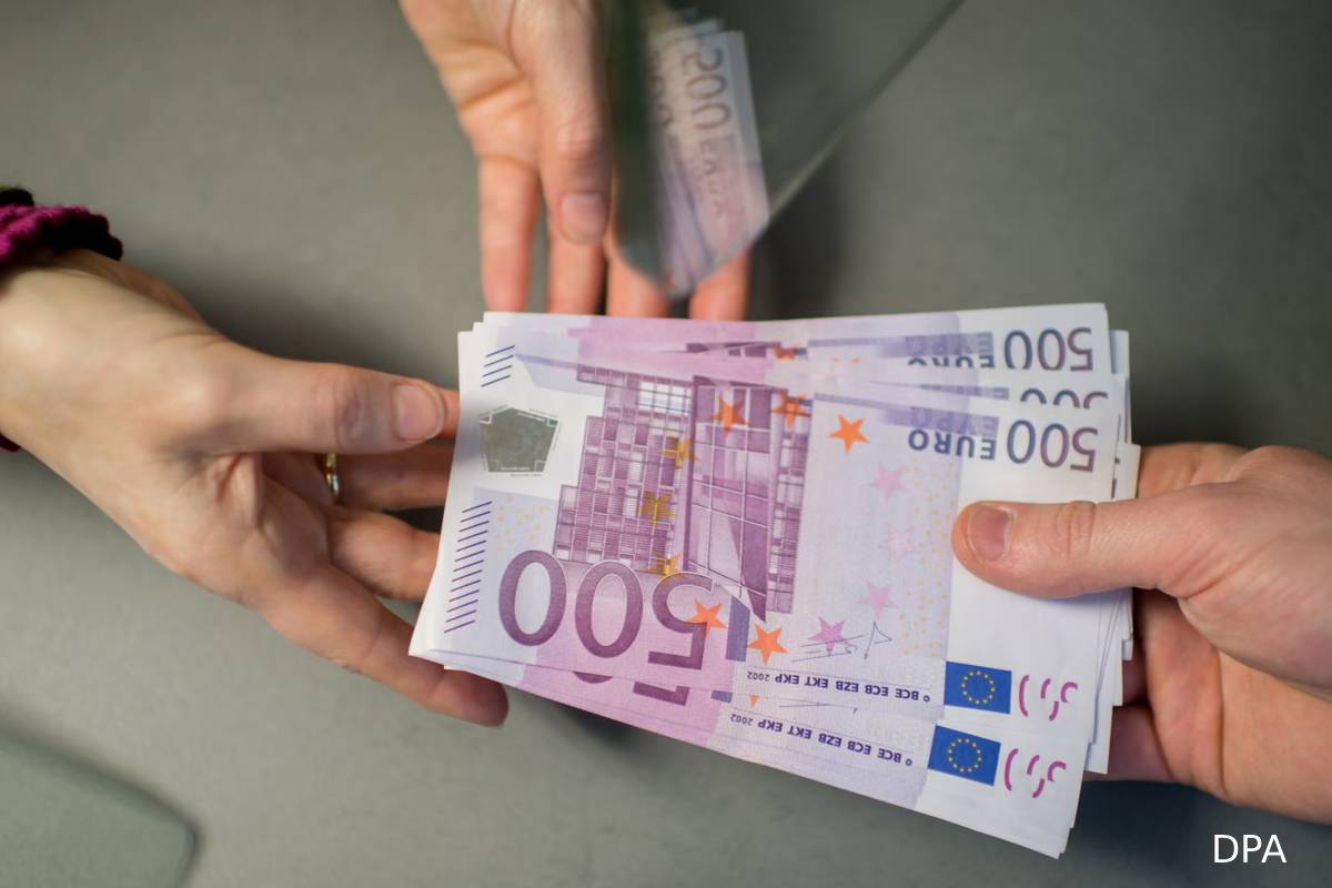 ஜேர்மன் பள்ளி ஒன்றிலிருந்து பொலிசாருக்கு வந்த வித்தியாசமான அழைப்பு | 7 Year Old Flashes 5 000 Euro At Germany School