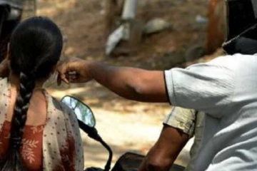 யாழ்.நோக்கி சென்று கொண்டிருந்த தாயின் சங்கிலியை அறுத்தவர் சிக்கினர்!