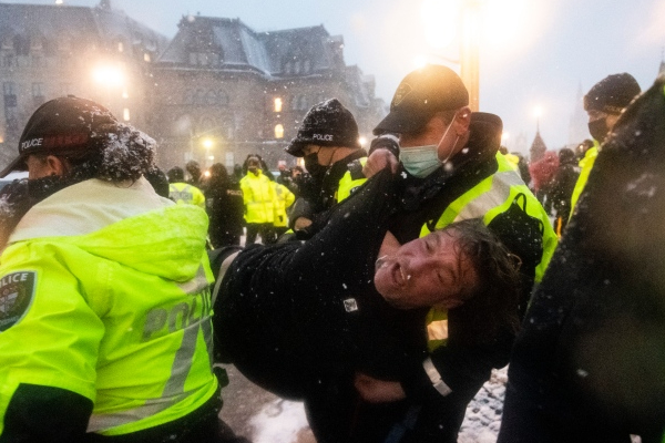 கனடாவில் காவல்துறை - பொதுமக்கள் மோதல்! பலர் கைது! | Police Begin To Make Arrests At Ottawa