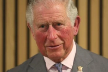 සුරූපී කතක් චාල්ස් කුමරුන්ව සිප ගනියි..