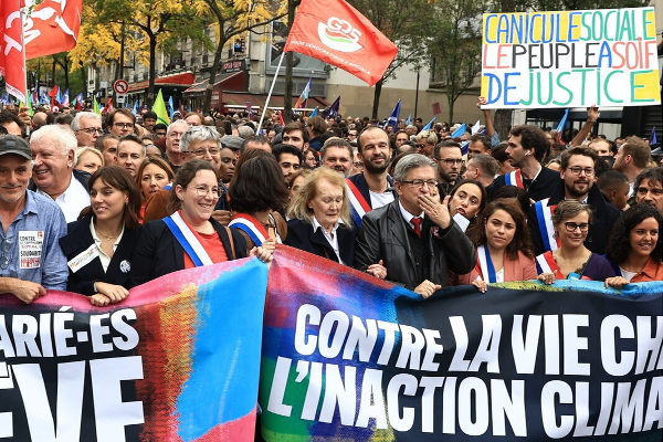 நெருக்கடிக்கு எதிராக பாரிஸில் போராட்டம்! | Protest In Paris Against The Crisis