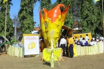 யாழில் பொலிஸார் காதில் பூ சுற்றிய மாணவர்கள்!