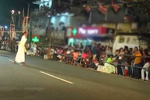 ரந்தோலி பெரஹெரவை பார்வையிட சென்ற குடும்பப் பெண்ணுக்கு நேர்ந்த சோகம்! | Dimbulagala Rajamaha Viharaya Woman Electric Shock