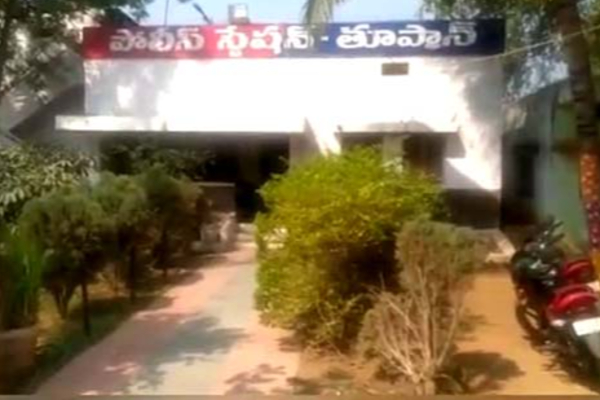 தாலியை திருடிய ஐயர்..! திருமணம் நடத்தி வைக்க வந்தாரா..? திருட வந்தாரா..! | Theft Telengana Bridal Priest