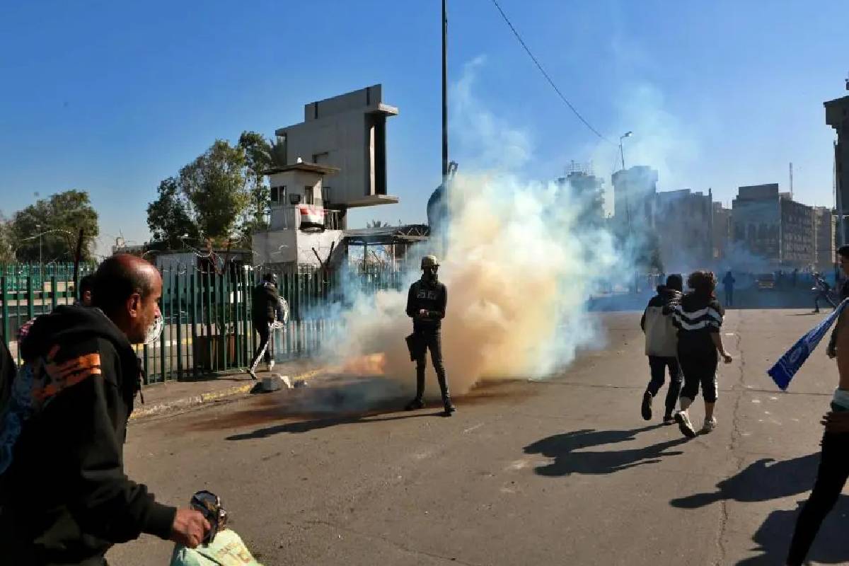 ஈராக் தலைநகரில் பதற்ற நிலை ; துப்பாக்கிச் சூடு மற்றும் கண்ணீர்ப்புகைப் பிரயோகம் | Iraq In Turmoil Shooting And Tear Gas Use