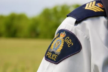 தற்கொலை எண்ணத்திலிருந்து விடுபட போராடிக்கொண்டிருந்த இளம்பெண்ணிடம் அத்துமீறீய பொலிசார்