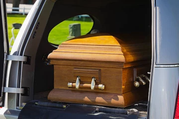 நடந்துகொண்டிருந்தவருக்கு எமனான மலர்சாலை வாகனம்