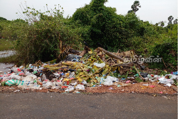 அதிகாரிகளின் அசமந்தப் போக்கு: தொற்றுநோய்கள் பரவக்கூடிய அபாயத்தில் மக்கள் (Photos) | Jaffna Local Authority Peoples