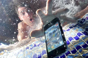 ஸ்மார்ட் போன் தண்ணீரில் விழுந்தால் உடனே என்ன செய்ய வேண்டும்? இந்த தவறை செய்யாதீங்க