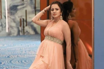 தொகுப்பாளினி அஞ்சனாவா இது.. ஒரு குழந்தையின் அம்மா போலவா இருக்காரு?