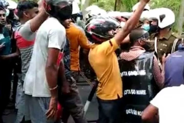 තවත් රාජ්‍ය අමාත්‍යවරයෙකුගේ නිවසක් උද්ඝෝෂකයන් පිරිසක් වටලයි.. (VIDEO)