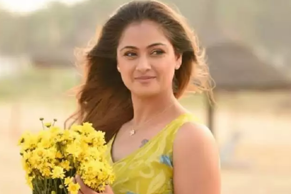 நடிகை சிம்ரனின் சிறு வயது புகைப்படத்தை பார்த்துள்ளீர்களா.. இதோ பாருங்க