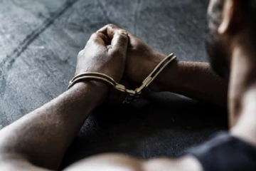 காரில் சென்று வீடுகளில் கொள்ளை: சந்தேகநபர் கைது