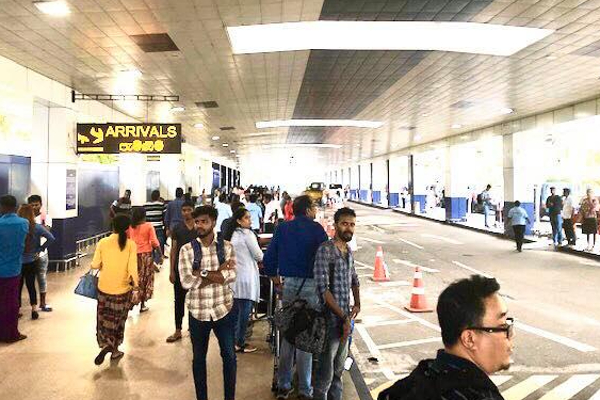 வெளிநாட்டிலிருந்து இலங்கை வந்தவர் அதிகாலையில் அதிரடி கைது | Foreigner From Abroad Arrested In Lanka வெளிநாட்டிலிருந்து இலங்கை வந்தவர் அதிகாலையில் அதிரடி கைது | Foreigner From Abroad Arrested In Lanka