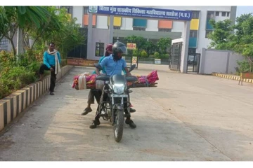 மரப்பலகையில் தாயின் சடலத்தை கட்டி பைக்கில் எடுத்துச் சென்ற அவலம்!