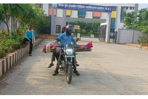 மரப்பலகையில் தாயின் சடலத்தை கட்டி பைக்கில் எடுத்துச் சென்ற அவலம்! - தமிழ்நாடு