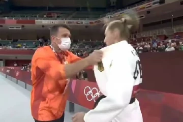 ஒலிம்பிக் போட்டியாளரை திடீரென  கன்னத்தில் அறைந்த பயிற்சியாளரால் பரபரப்பு