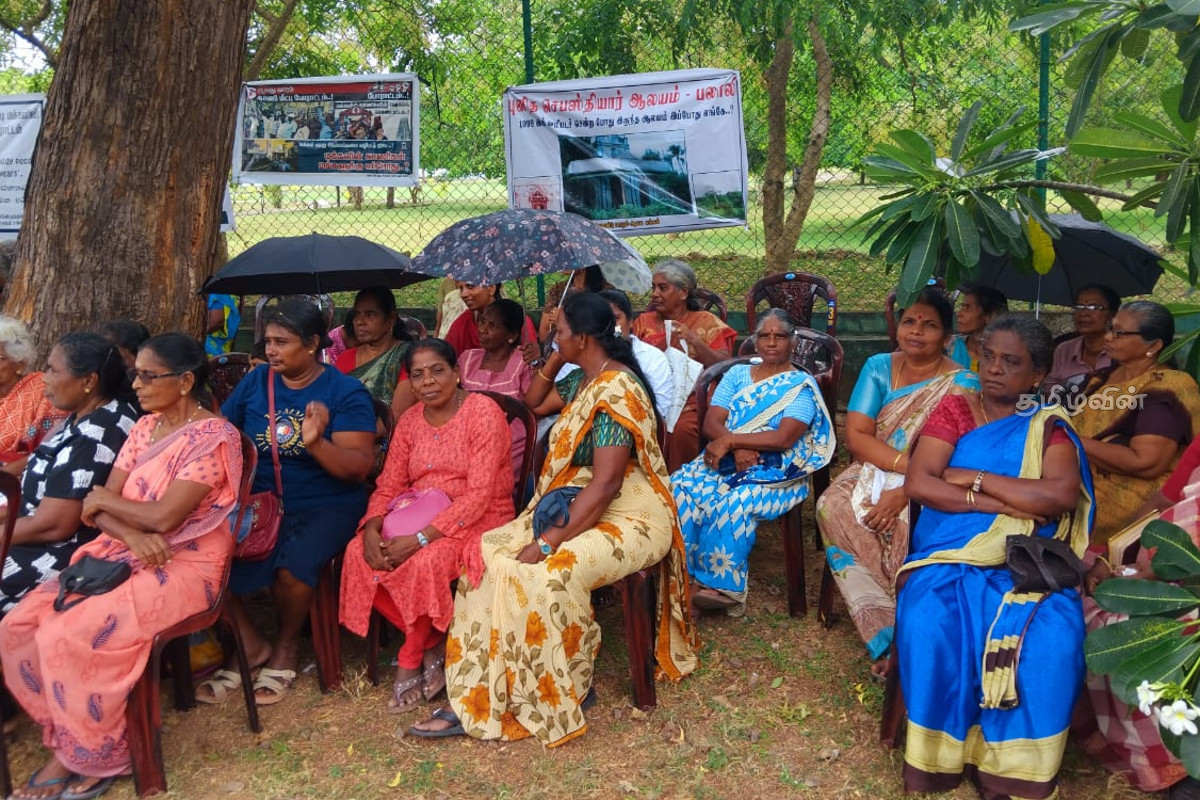 இராணுவ கொமாண்டோ பங்களா முன் 8ஆவது வாராமாக தொடரும் போராட்டம் - மக்களின் முக்கிய கோரிக்கை | Protest Continues For 8Th Week In Valikamam இராணுவ கொமாண்டோ பங்களா முன் 8ஆவது வாராமாக தொடரும் போராட்டம் - மக்களின் முக்கிய கோரிக்கை | Protest Continues For 8Th Week In Valikamam